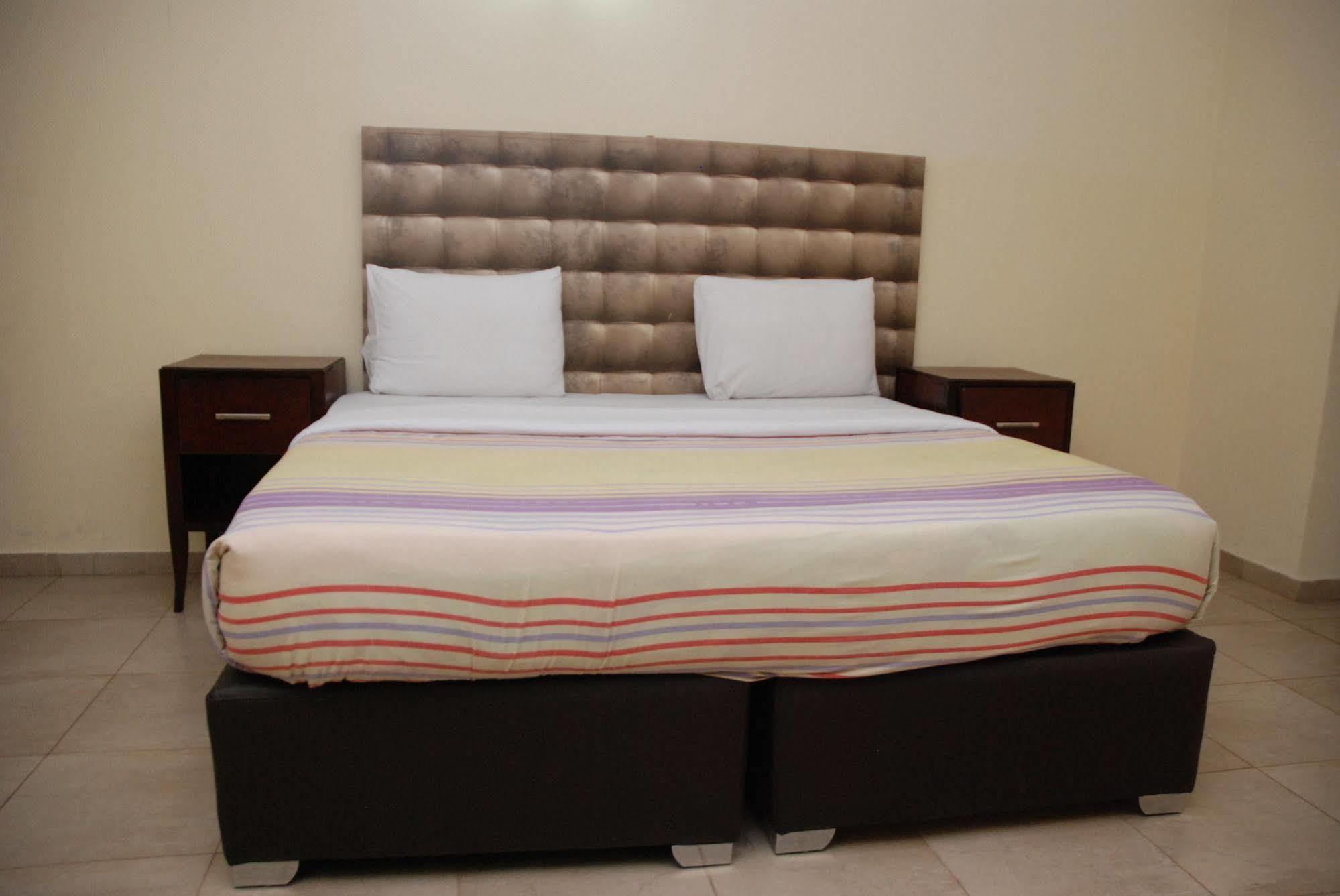 Knightsbridge Hotel Ikeja Extérieur photo