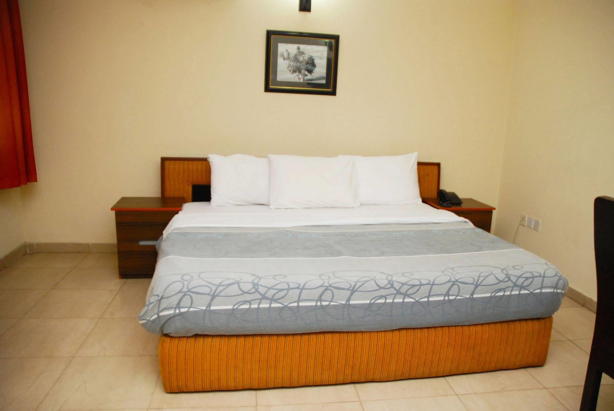 Knightsbridge Hotel Ikeja Extérieur photo