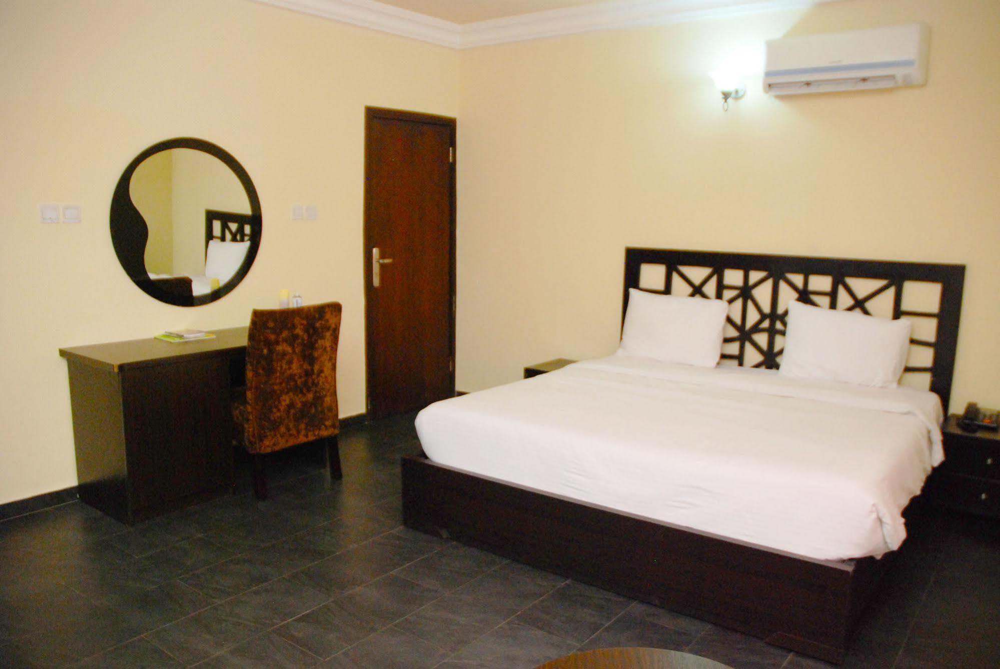 Knightsbridge Hotel Ikeja Extérieur photo