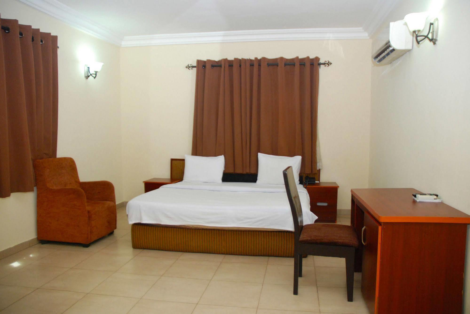 Knightsbridge Hotel Ikeja Extérieur photo